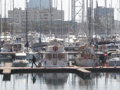 Uno de los pantalanes donde atracan las embarcaciones de la marina del Port Vell, en la Barceloneta.