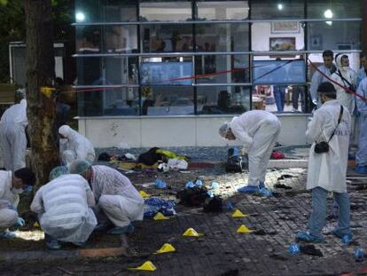 Diversos policies inspeccionen dilluns l'àrea de l'explosió després de l'atac suïcida a Suruç.