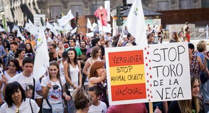 Participantes en la concentración contra la fiesta del Toro de la Vega.