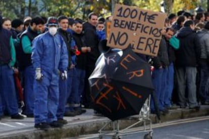 Protesta de trabajadores de CAF por el ERE de la empresa.