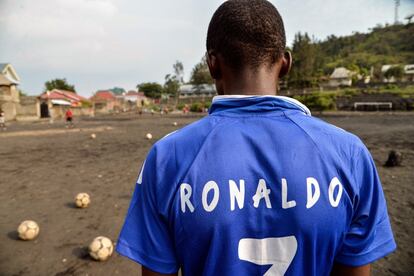 Um jovem com a camisa de Cristiano Ronaldo na TFC White Horse, uma escola de futebol dedicada a jovens em Goma (República Democrática do Congo).