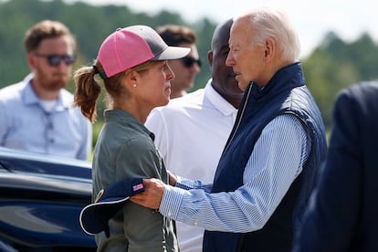 Joe Biden, habla con Esther Manheimer, alcaldesa de Asheville, Carolina del Norte, en el Aeropuerto Internacional Greenville-Spartanburg en Greer, Carolina del Sur.