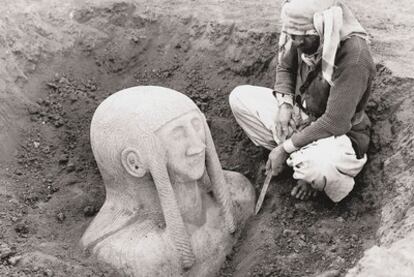 Una diosa es recuperada en las excavaciones de Tell Halaf (Siria), a principios del siglo XX.