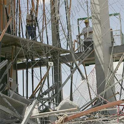 El desplome de los pivotes de la nueva iglesia del Oasis de San Fulgencio causó el accidente.
