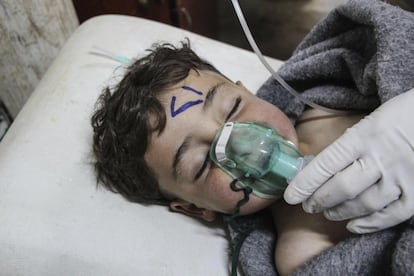 Una fuente militar siria de alto rango negó hoy que las fuerzas gubernamentales o las rusas estén detrás del ataque con armas químicas a la localidad siria de Jan Sheijun, durante el cual han muerto al menos medio centenar de personas. Numerosos niños, como el de la foto, se han visto afectados y han recibido asistencia médica.