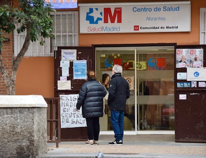 El centro de Salud de Abrantes, en Carabanchel, recibe todas las mañana a decenas de pacientes que tratan de conseguir, sin éxito, una cita con su médico de cabecera.