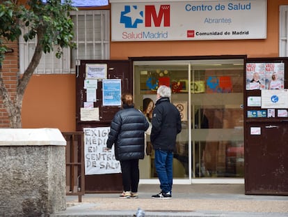 El centro de Salud de Abrantes, en Carabanchel, recibe todas las mañana a decenas de pacientes que tratan de conseguir, sin éxito, una cita con su médico de cabecera.