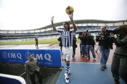 Presentación de Sabeastián Abreu como jugador de la Real Sociedad en enero de 2009.