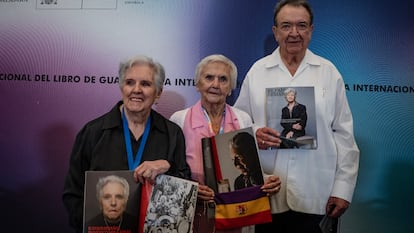 Aída Pérez, Conchita Michavila y Fernando Serrano, en la Feria Internacional del Libro de Guadalajara, sostienen ejemplares de El País Semanal del número especial dedicado al exilio.