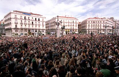 Manifestación espontánea, ayer por la tarde, en la Puerta del Sol de Madrid, en repulsa contra los atentados.
