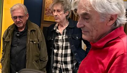 De izq. a derecha: Manuel Imán, Antonio Smash y Pepe Saxo, en noviembre de 2021 en los Studios Sputnik (Sevilla), durante la grabación de 'Goma. 14 de abril. Revisited'. 