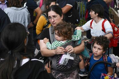 Ciudadanos estadounidenses esperaban en el puerto de Haifa, en Israel, a ser evacuados hacia Chipre, este lunes. 