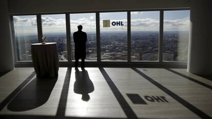 Un hombre en las oficinas de OHL en Madrid.