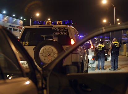 Un grupo de policías municipales, antes de comenzar la vigilancia en la zona de circulación restringida en la colonia Marconi.