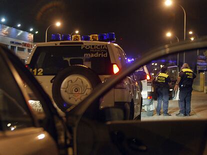 Un grupo de policías municipales, antes de comenzar la vigilancia en la zona de circulación restringida en la colonia Marconi.