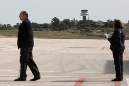 Dos visitantes, esta mañana, en la pista del aeropuerto de Castellón.