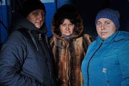 Ludmila, Tamara y Taisia (de izquierda a derecha), fotografiadas en Nechvolodivka (Járkov) el pasado 30 de noviembre cuando estaban preparando el viaje a Rusia para recuperar a sus hijas