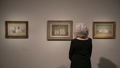 Tres de las naturalezas muertas de Giorgio Morandi que se pueden ver en la exposición en la Pedrera de Barcelona.