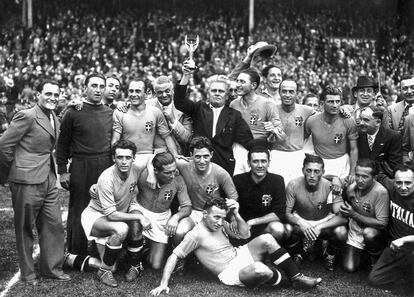 19 de junio de 1938. El seleccionador italiano Vittorio Pozzo sostiene el trofeo tras la victoria de Italia 4-2 a Hungría.