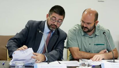 Los ediles Carlos Sánchez Mato y Pablo Carmona en el Ayuntamiento de Madrid. 