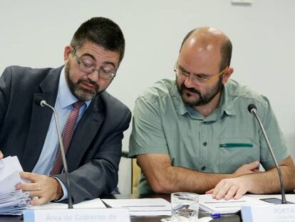 Los ediles Carlos Sánchez Mato y Pablo Carmona en el Ayuntamiento de Madrid. 