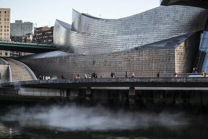 Vista del Museo Guggenhein de Bilbao desde la aotra orilla de la ría de Bilbao.