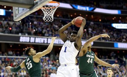 Zion Williamson ante la defensa de Michigan State. 