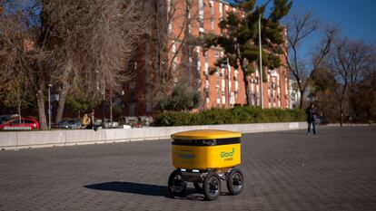 Un robot de Glovo que hará repartos por la zona De Goya, circula en La Nave de Villaverde en Madrid.