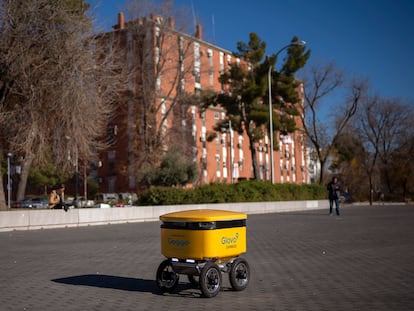 Un robot de Glovo que hará repartos por la zona De Goya, circula en La Nave de Villaverde en Madrid.