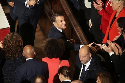El presidente francés, Emmanuel Macron, saluda a los asistentes al final de su intervención sobre Europa en la Universidad de la Sorbona, en París, este jueves.