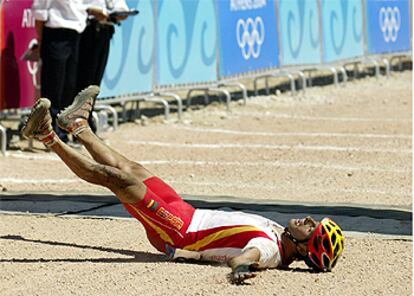 Hermida se deja caer al suelo tras cruzar la meta como medalla de plata.