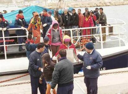 Alrededor de 240 'sin papeles' fueron rescatados el 29 de marzo de camino a Lampedusa (Italia)