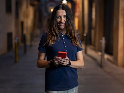 Esther Ginés, madre y profesora de Tarragona, es partidaria de que los adolescentes tengan un uso controlado de los móviles.