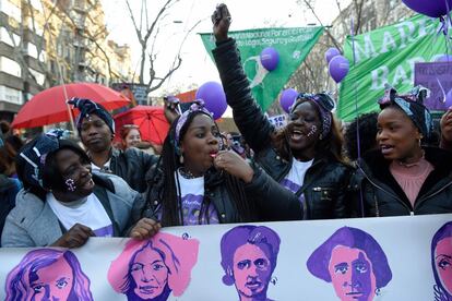 En las principales ciudades de España han vuelto a verse marchas semejantes a las que hicieron del 8M de 2018 una fecha histórica. En la imagen, un momento de la manifestación del Día Internacional de la Mujer celebrada este viernes en Barcelona.