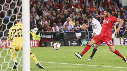 Coke hace su segundo gol al Liverpool en la final de Basilea.