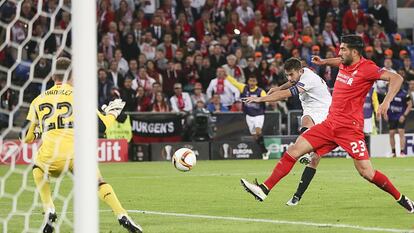 Coke hace su segundo gol al Liverpool en la final de Basilea.