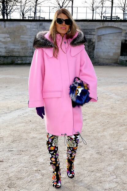 Invitada de excepción, Anna Dello Russo ha sido una de las que ha ocupado asiento privilegiado en la semana de la moda parisina. Con estilismos para el recuerdo, nos quedamos con el que podría ser uno de los más discretos de la editora. Apostando por la monocromía y dando protagonismo al abrigo, Anna ha optado por uno color rosa, bolso de Fendi y botas de Tom Ford.