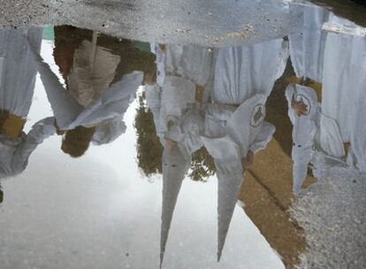 Nazarenos de San Gonzalo, cruzando el puente de Triana en Sevilla tras suspenderse su procesión