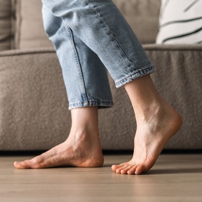 Artículo de EL PAÍS Escaparate sobre eliminar los hongos de las uñas de los pies.