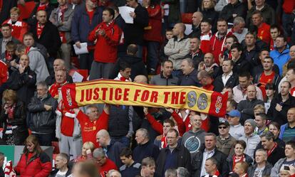 Seguidores del Liverpool exhiben una bufanda en recuerdo de los 96 muertos en Hillsborough.