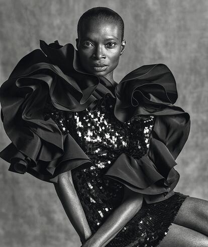 Debra Shaw con vestido mini de lentejuela y organza de CAROLINA HERRERA.