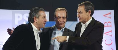 Zapatero (derecha), José Antonio Alonso (centro) y Nicanor Sen, durante el acto electoral de cierre de campaña del PSOE en León.