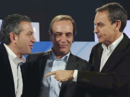 Zapatero (derecha), José Antonio Alonso (centro) y Nicanor Sen, durante el acto electoral de cierre de campaña del PSOE en León.