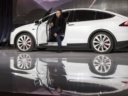 Elon Musk, saliendo de un Tesla Model X en Fremont (California, EE UU).