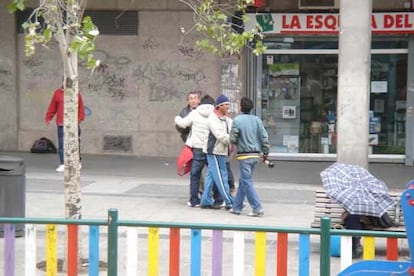 A pleno día o de noche, la plaza está llena de personas sin ocupación que gritan, se pelean, arman escándalo e incluso se preparan sus dosis y trapichean con drogas.