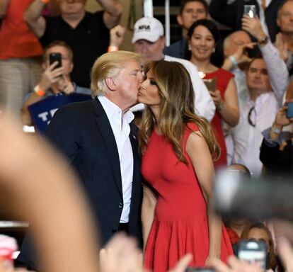 La primera dama de Estados Unidos y el presidente también dieron de qué hablar en una ceremonia pública con sus simpatizantes en el aeropuerto de Orlando Melbourne, Florida, en febrero de 2017. En este multitudinario evento, se dio una escena particular en el momento de la intervención de Melania. Ella se encontraba dirigiéndose al público cuando apareció por detrás Donald Trump y le tocó el brazo como una señal de respaldo. Sin embargo, la esposa del mandatario bajó inmediatamente su mirada y su sonrisa desapareció. Algo que no pasó desapercibido entre los asistentes.