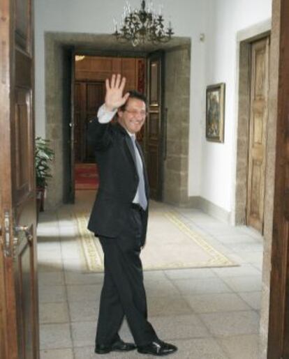 El exalcalde Gerardo Conde Roa se despide tras el pleno en el que confirmó su renuncia.