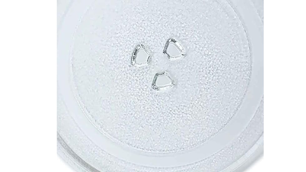 Tiene tres puntos de fijación para anclarse en el microondas.