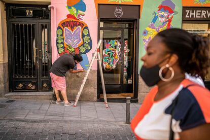 El artista argentino Ramón Amorós crea una obra en la fachada de un local de la calle de Amparo.