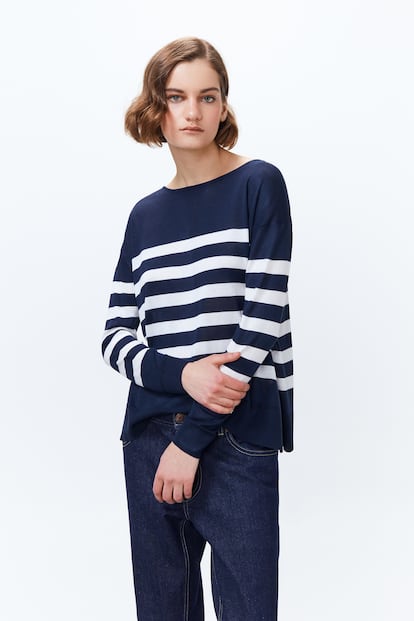 En azul marino con rayas blancas y de silueta fluida, este jersey de Sfera será tu mejor aliado de estilo cuando llegue la primavera.

13,99€